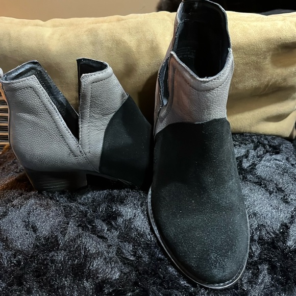 JOURNEE LEATHER COLOR BLOCK ANKLE BOOTS - Picture 1 of 6